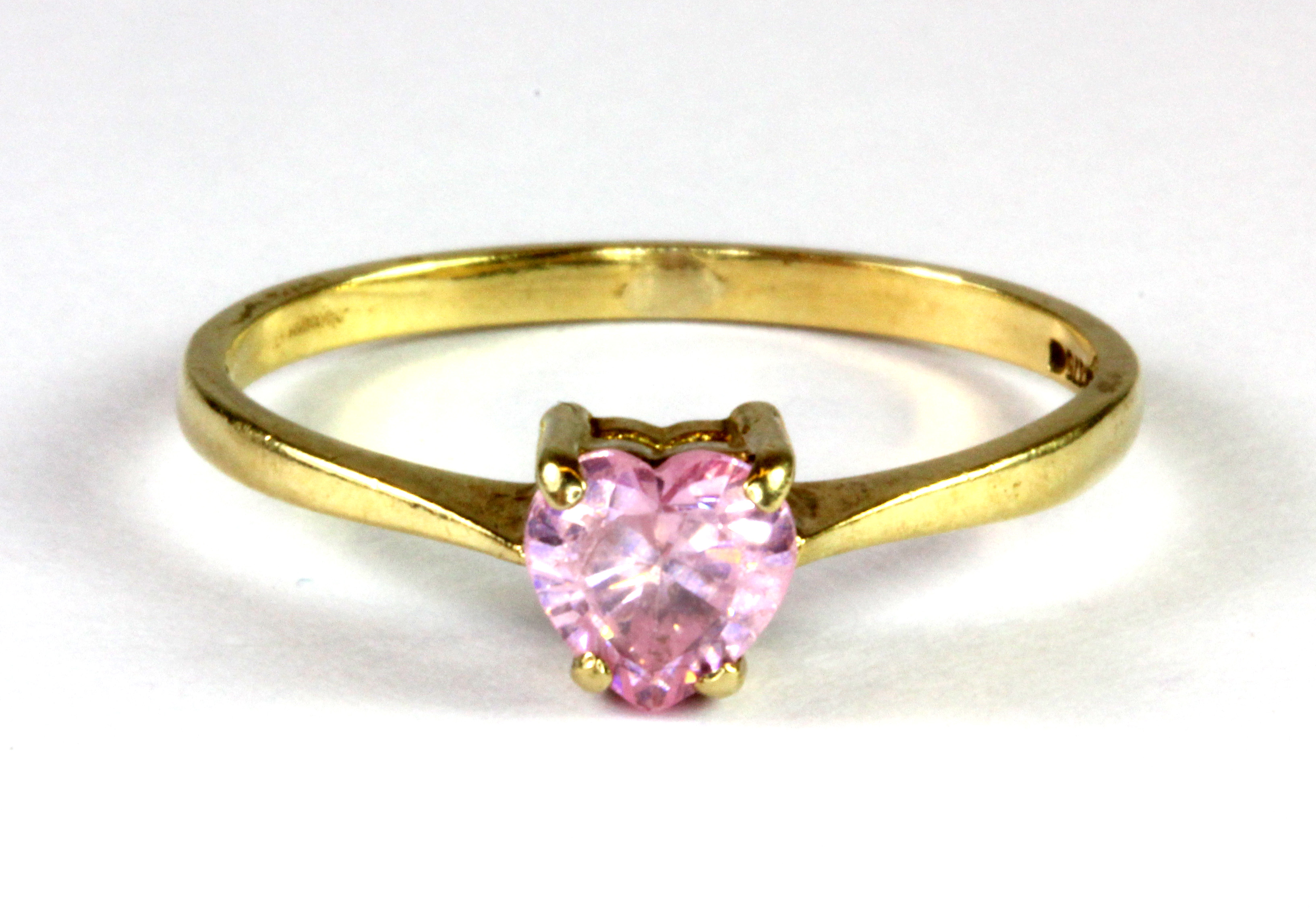 A 9ct yellow gold ring set with a heart shaped pink stone (L).