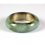 A 925 silver mounted polished jade ring (M).