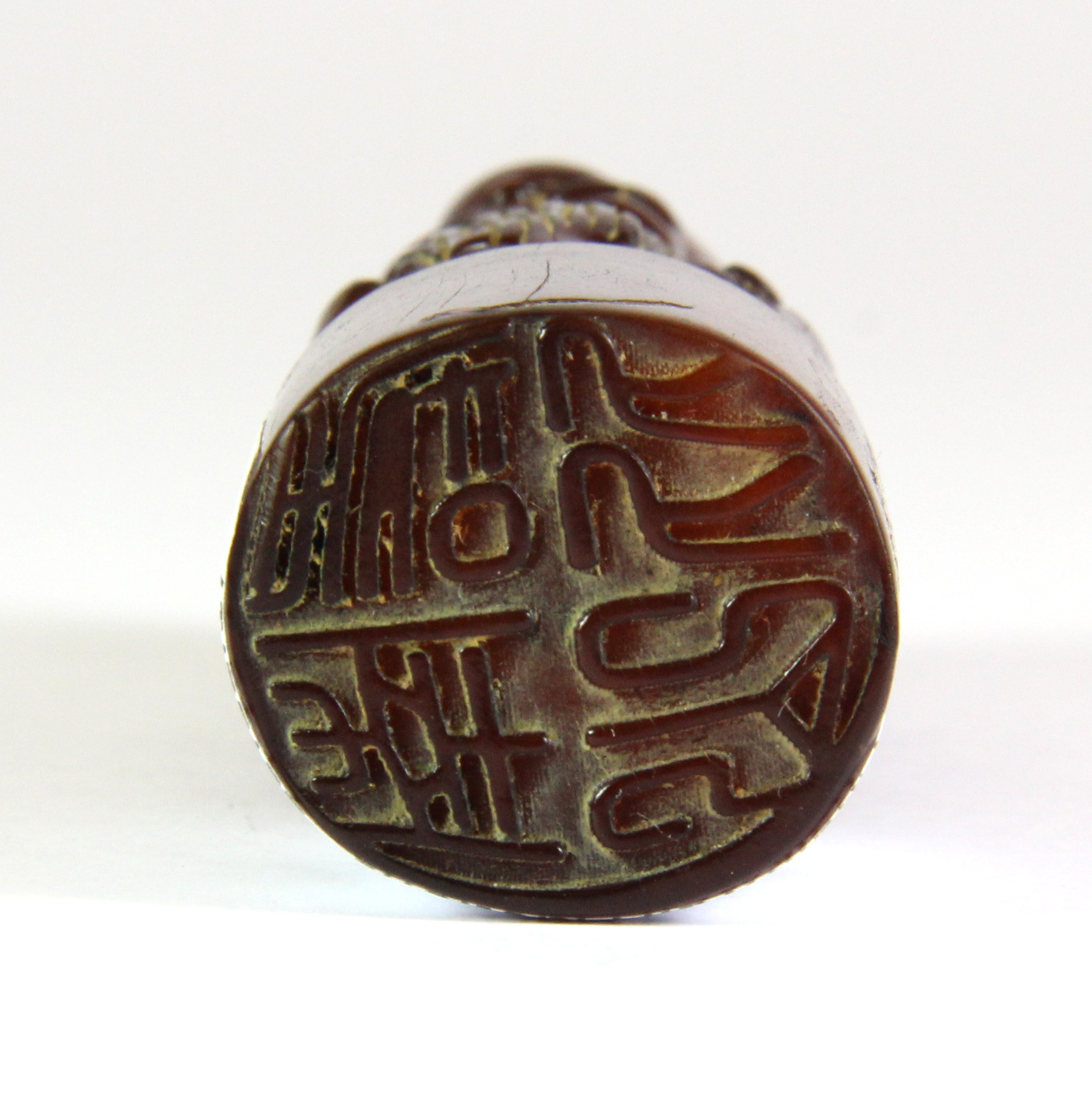 A carved Chinese horn seal, H. 6.5cm. - Image 5 of 5