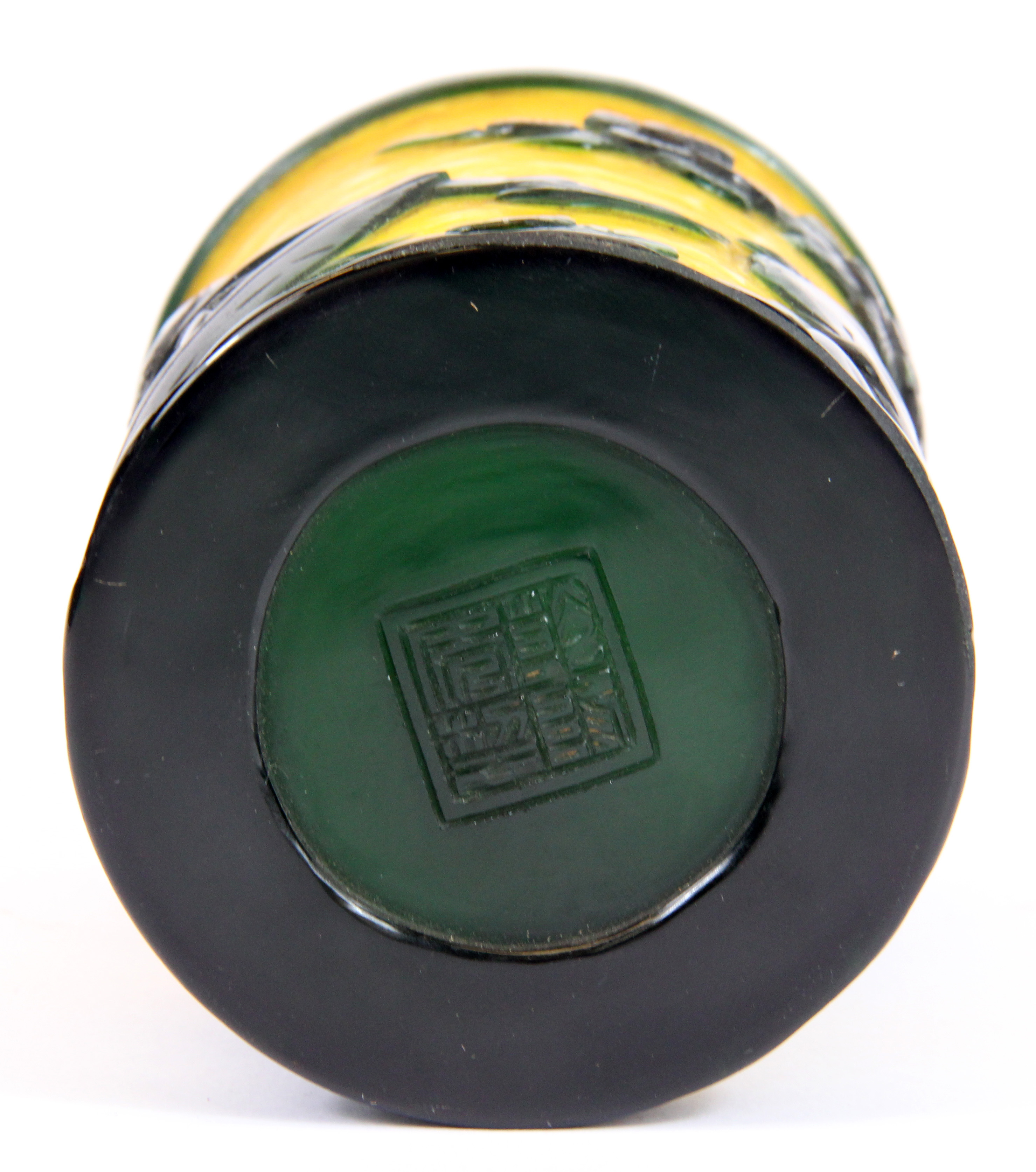 A 19th / early 20th century Chinese two colour Peking glass brush pot in Imperial yellow and - Image 4 of 4