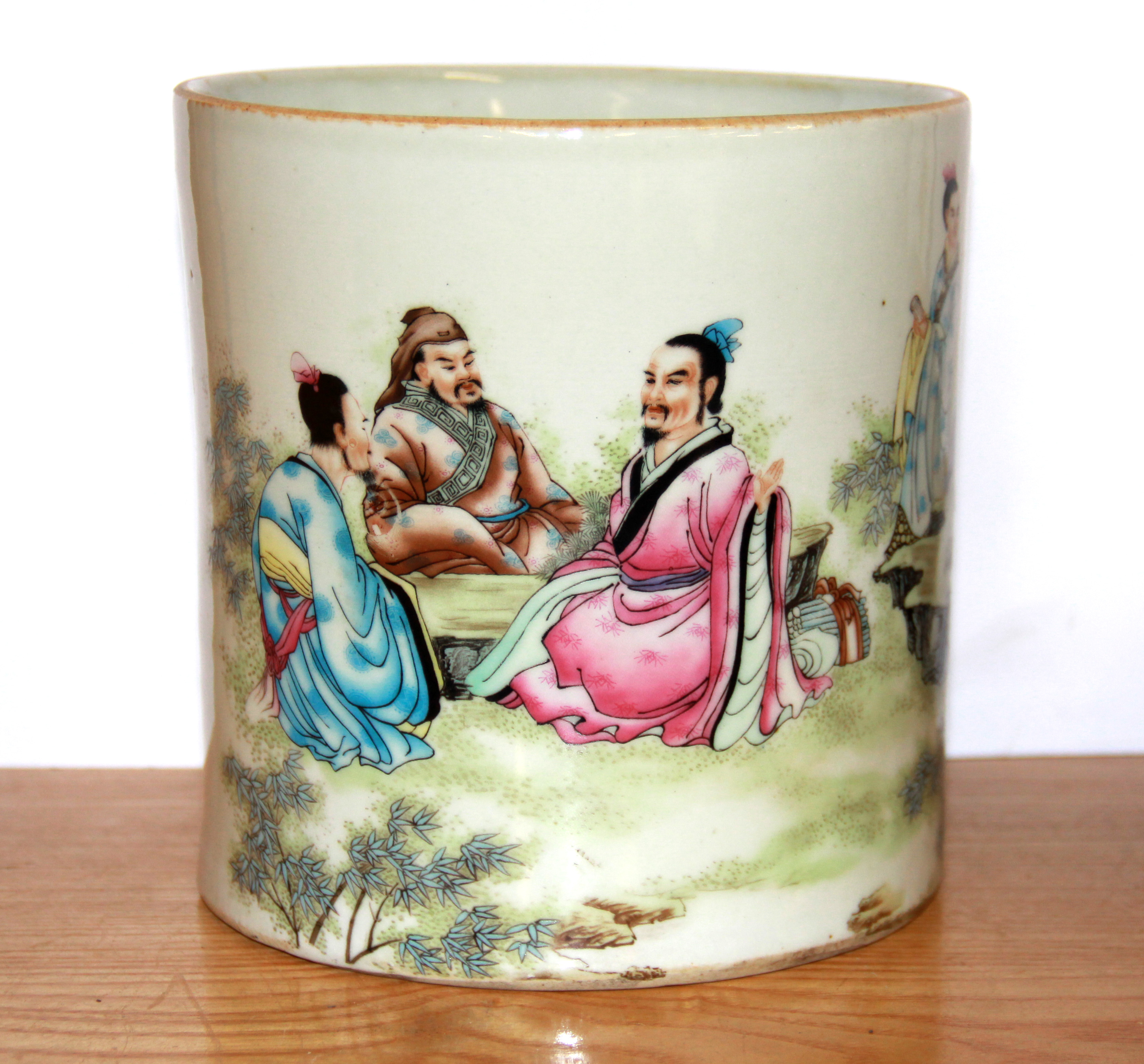 A Chinese mid 20th century famille rose decorated porcelain brush pot, H. 17cm. - Image 3 of 4