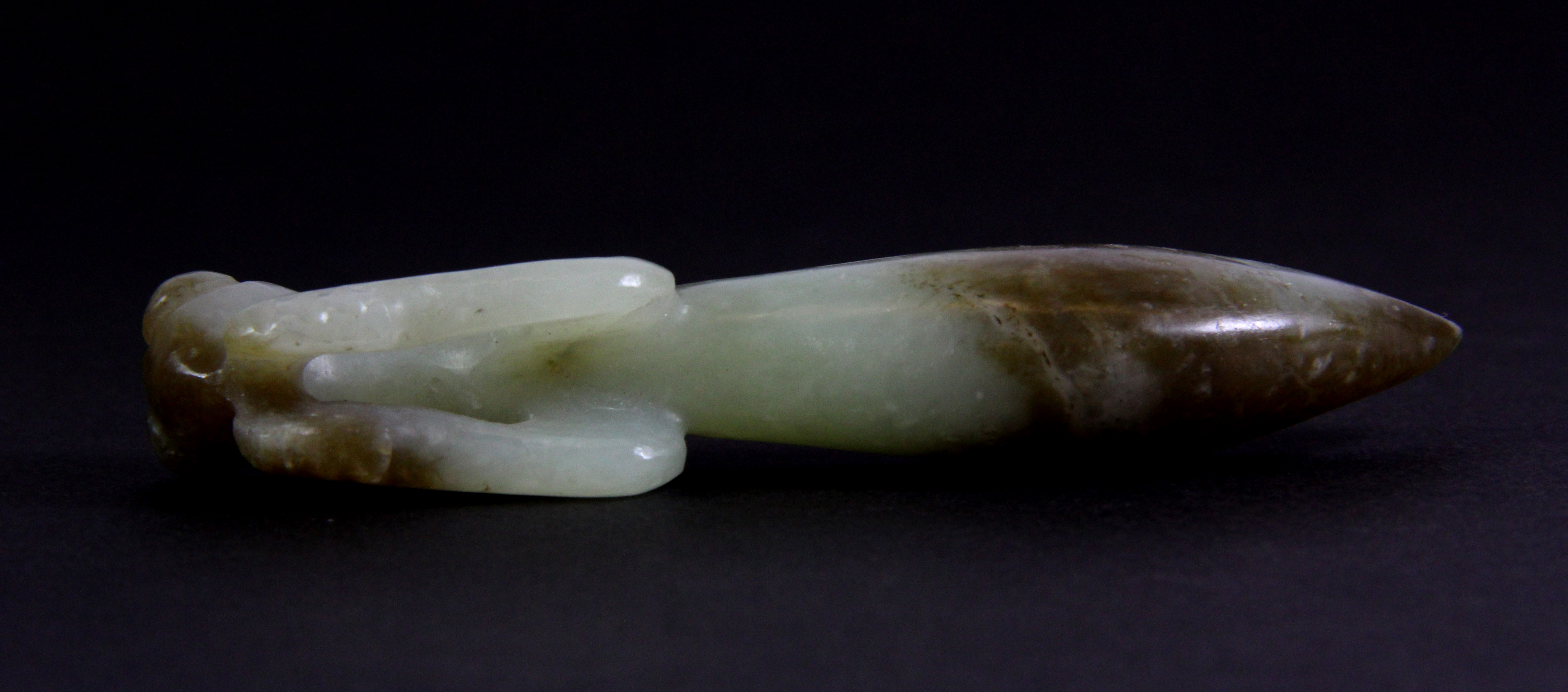 An early 20th century Chinese carved nephrite jade figure of a praying mantis, L. 9.5cm. - Image 4 of 4