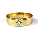 A gentleman's 9ct yellow gold diamond set ring, (approx. 5.7gr), (W.5).