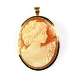 A 9ct yellow gold mounted cameo pendant/brooch, L. 4cm.