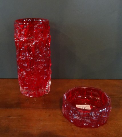 A large Whitefriars ruby bark effect vase, designed by Geoffrey Baxter (23cm),