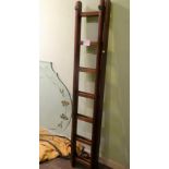 A wooden extendable ladder (183cm).