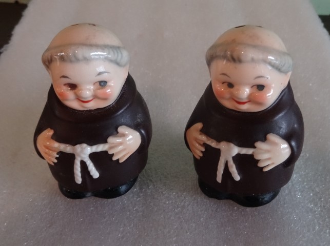 A pair of Goebel ceramic peppers, modelled as monks (6cm).