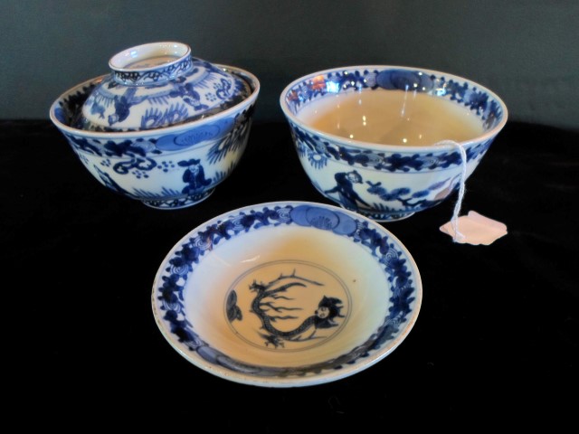 A pair of Chinese blue and white bowls and covers, probably 19th century,