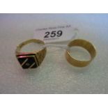 A 9 carat gold yellow metal wedding band, together with a 9 carat gold gentleman's signet ring,