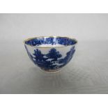 A late 18th/early 19th century Caughley tea bowl, typically decorated in the Oriental manner,