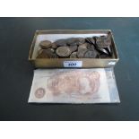 A large quantity of Victorian and later pennies, together with a quantity of bank notes.