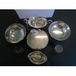 A mixed quantity of silver, to include: a twin handled bowl, pair of pedestal small bowls,