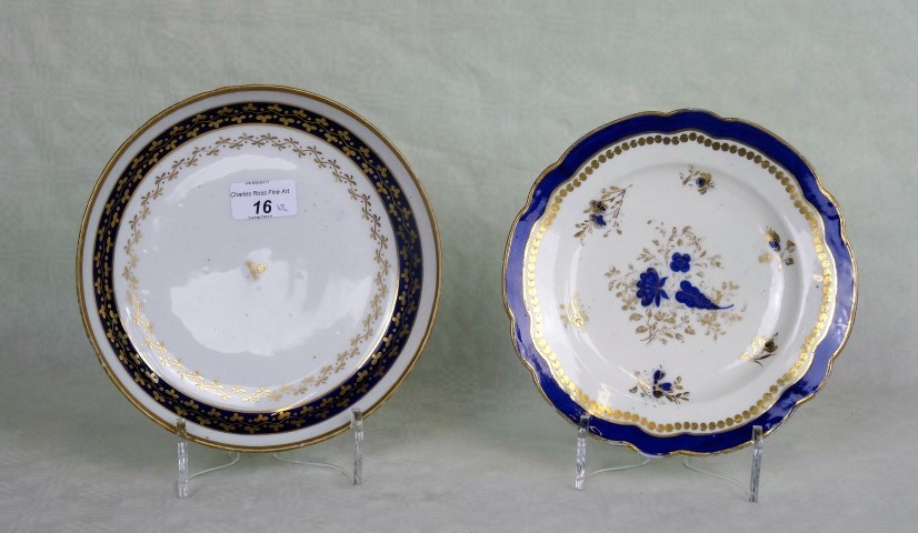 A late 18/early 19th century Caughley sweetmeat plate of scalloped edge form,