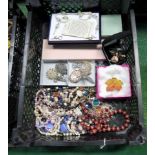 A box containing assorted costume jewellery, to include: brooches, necklaces, rings and other items.