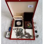 A mixed lot of silver and white metal jewellery, to include: brooches, pendants and other items.