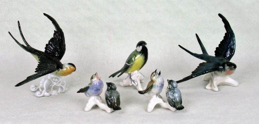 Five Karl Ens bird figurines, to include: two swallows, two fledglings and a Great Tit.