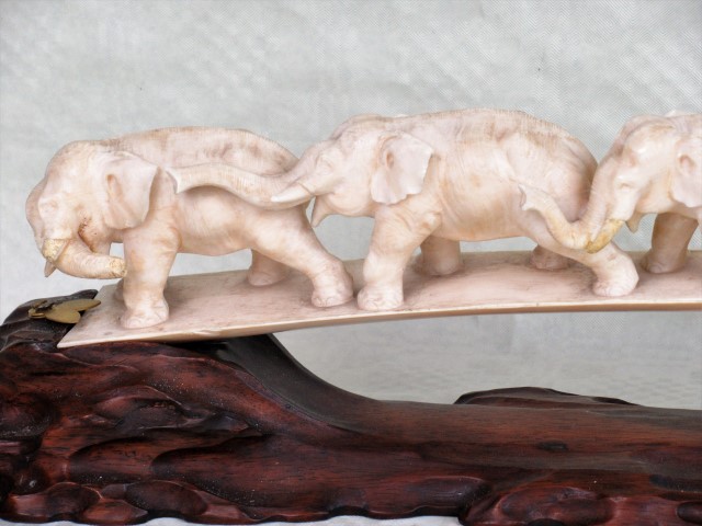 A signed Meiji period (1868-1912), ivory okiomo of elephants, - Bild 2 aus 3