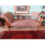 An Edwardian chaise longue, having rail back with pierced urn decoration, 162cm.