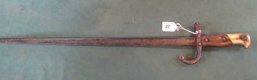 An early 20th century rifle bayonet, French, having impressed marks to the handle and no.