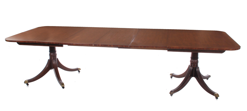 Sheraton style inlaid mahogany dining table crossbanded top, turned pedestal, reeded saber legs with
