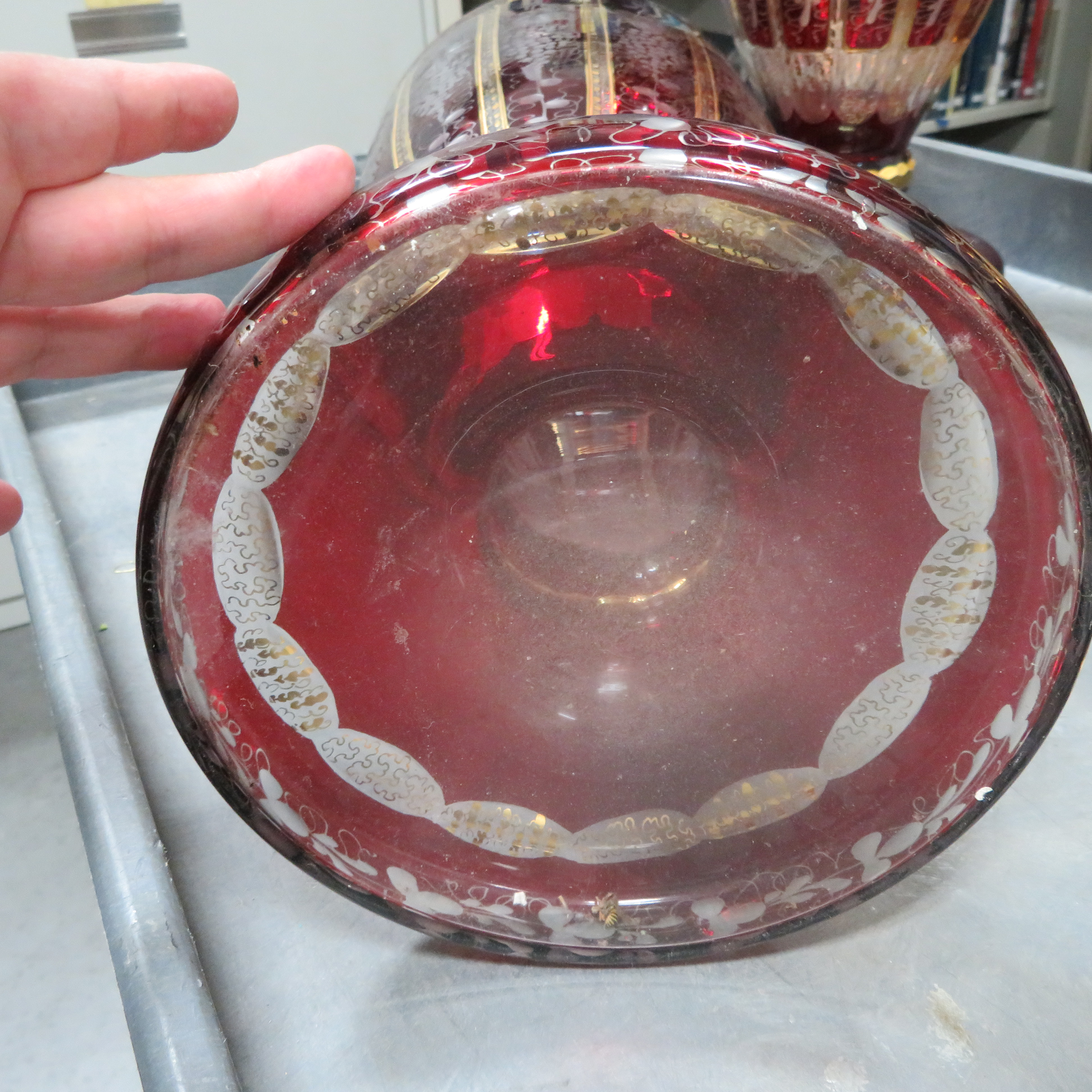 Impressive pair Bohemian gilt ruby-cut-to-clear vases (2pcs) - Image 3 of 3