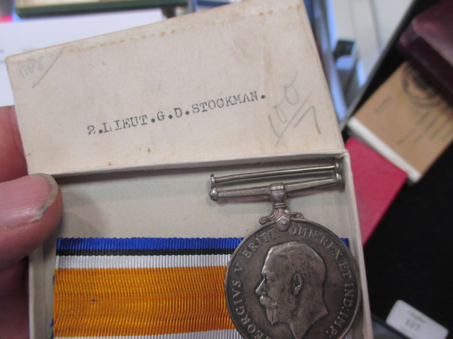 A collection of World War I Victory and War medals, to Lieut. Col. J M Prior and Queens S. Africa to - Bild 28 aus 31