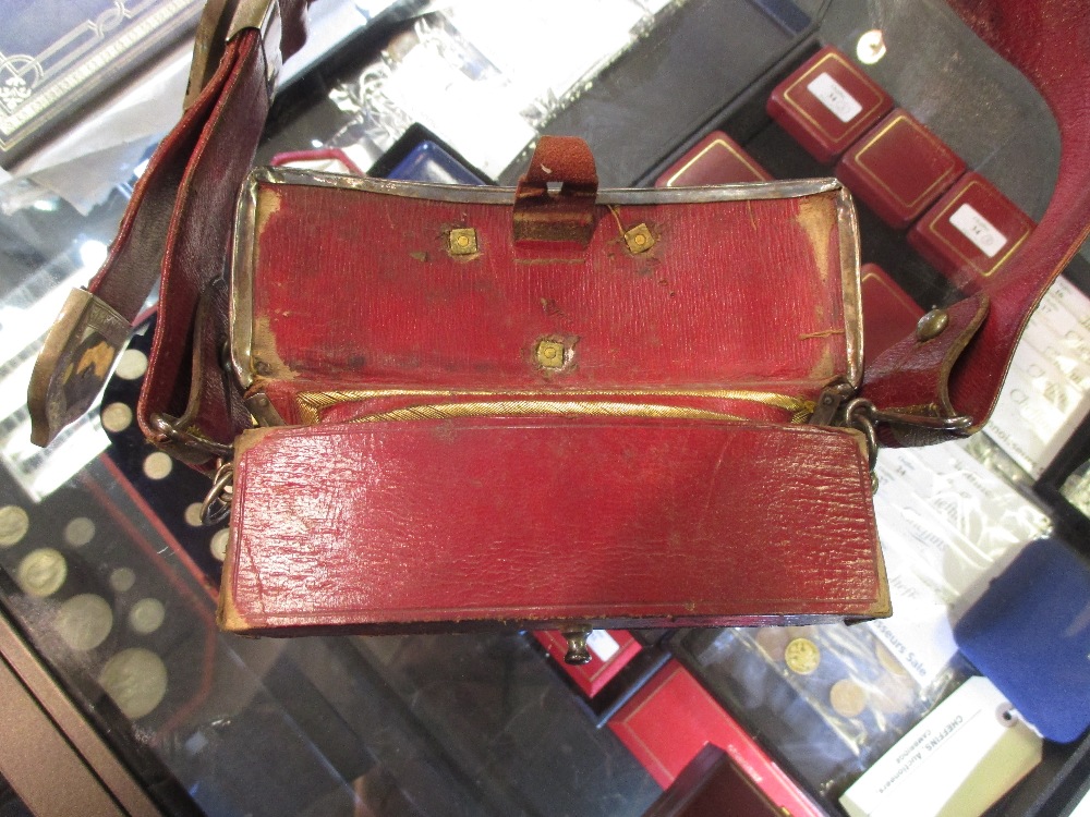 A Victorian silver officer's belt pouch, the interior with scrap of paper inscribed for Lieutenant - Bild 7 aus 11