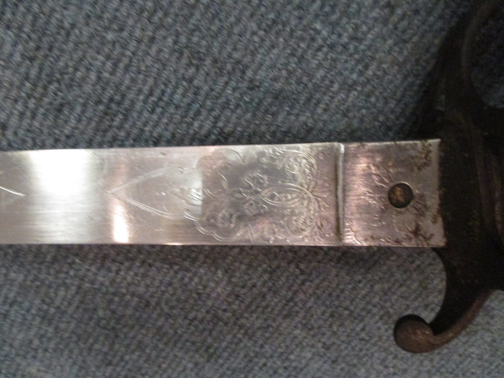 A British Victorian 1821 pattern Royal Artillery Officer's Sword, with etched blade and steel - Bild 4 aus 7