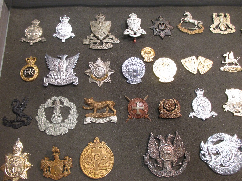 A collection of approximately one thousand military brass and other cap badges, mostly early 20th - Bild 5 aus 5