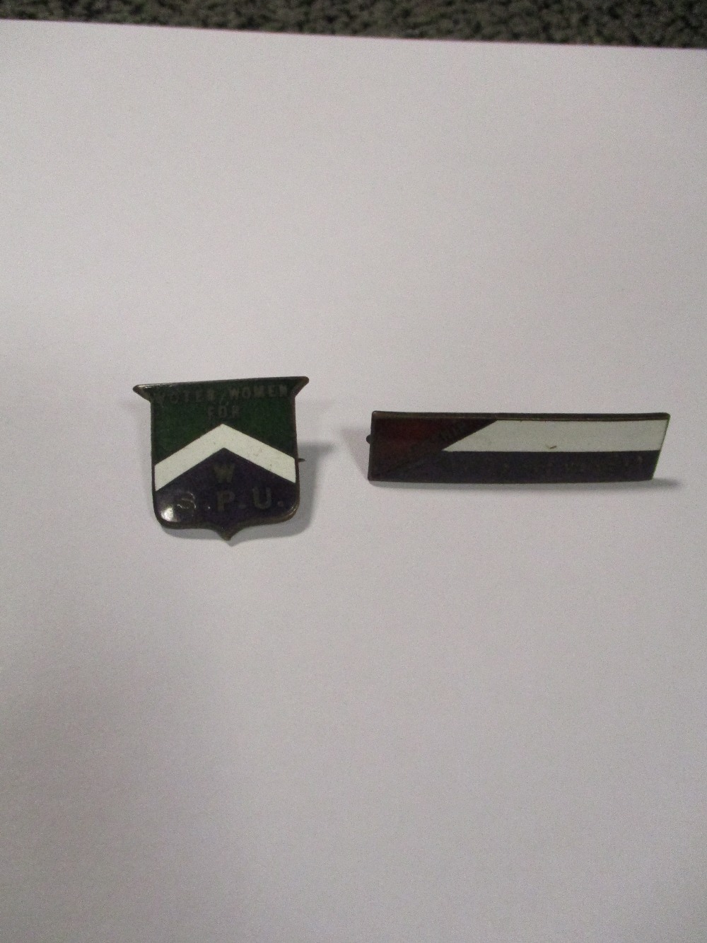 Two Suffragette enamel badges, 'Votes for Women W.S.P.U.' shield shape, and 'Fellowship Votes for - Bild 2 aus 6
