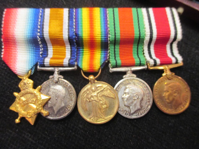 A collection of World War I Victory and War medals, to Lieut. Col. J M Prior and Queens S. Africa to - Bild 30 aus 31