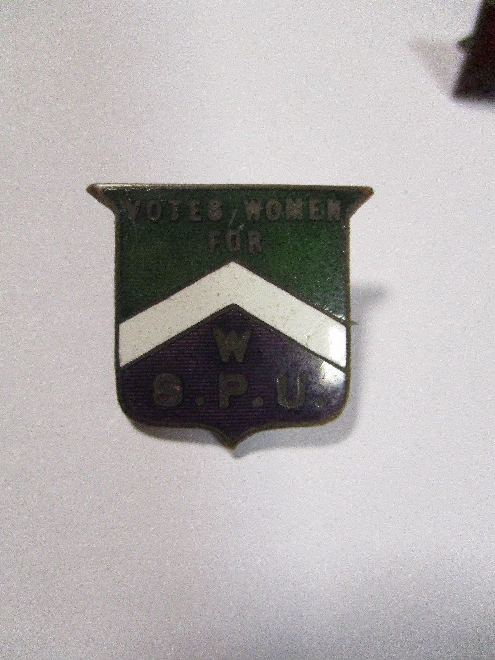 Two Suffragette enamel badges, 'Votes for Women W.S.P.U.' shield shape, and 'Fellowship Votes for - Bild 3 aus 6