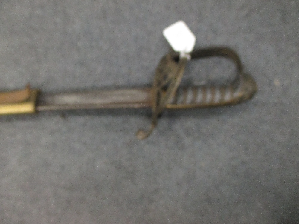 A British 1796 pattern Infantry Officer's Sword, with fold down guard, in associated scabbard - Bild 2 aus 3