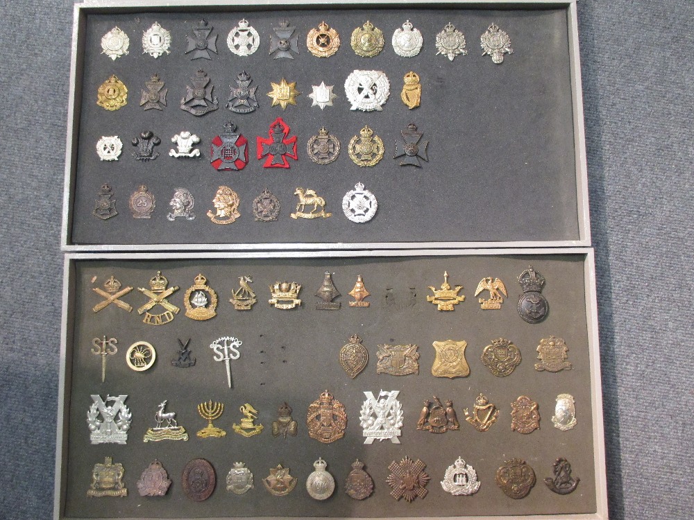 A collection of approximately one thousand military brass and other cap badges, mostly early 20th - Bild 3 aus 5