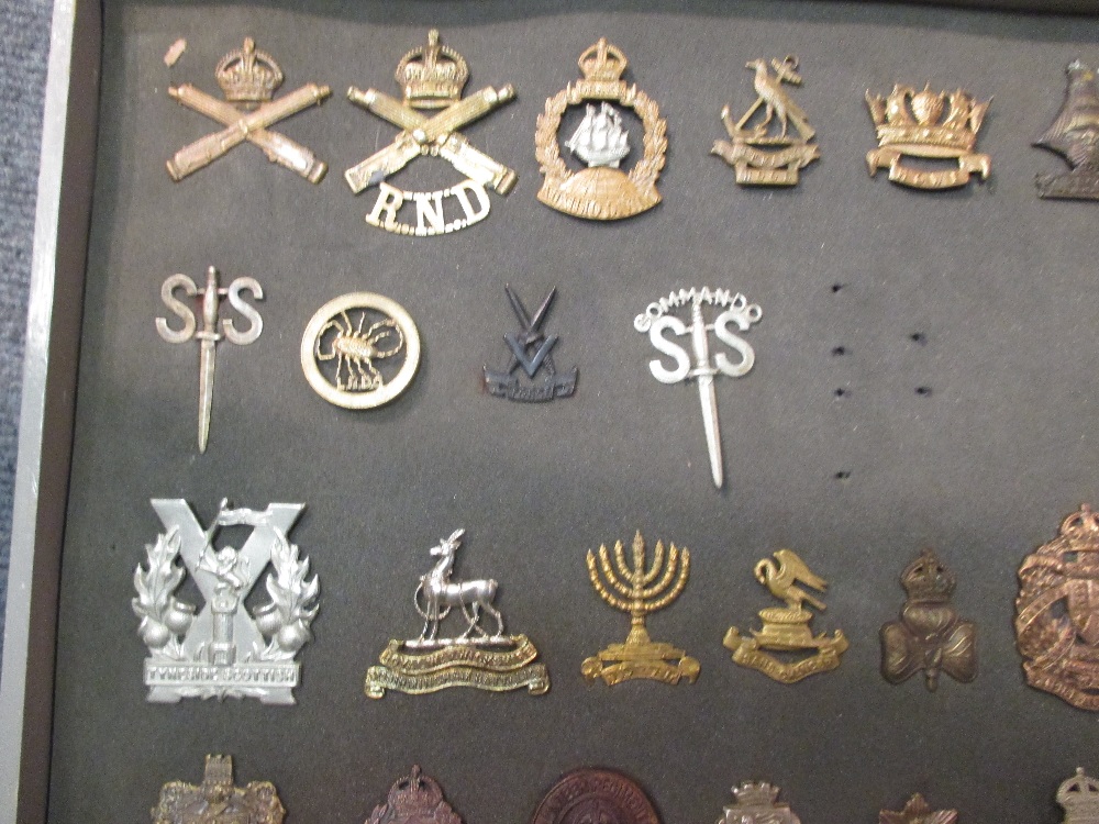 A collection of approximately one thousand military brass and other cap badges, mostly early 20th - Bild 4 aus 5