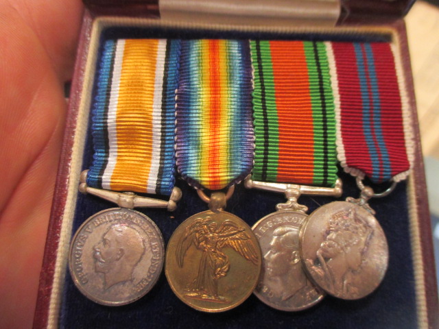 A collection of World War I Victory and War medals, to Lieut. Col. J M Prior and Queens S. Africa to - Bild 21 aus 31