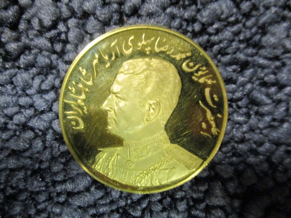 Iran, Mohamadreza Shah Pahlavi Royal Family, 900 gold commemorative medal, in original box, 25 grams