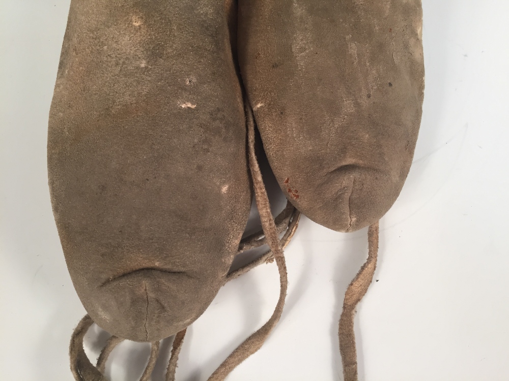 A pair of Plains Indian leather moccasins, with bead worked uppers - Image 4 of 5