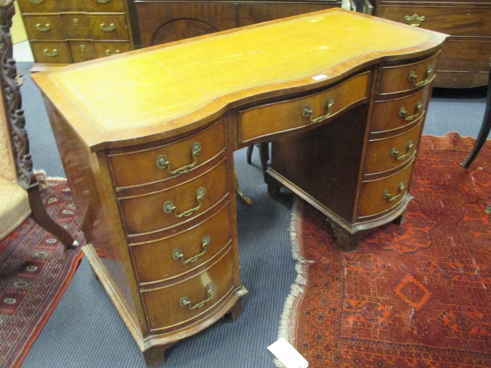 A reproduction mahogany pedestal desk, 76 x 85 x 55cm