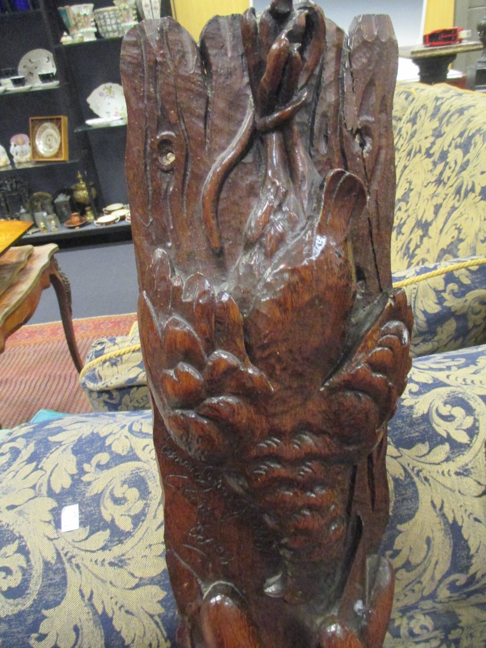 Two 20th century oak carved panels, one of a pheasant and curlew amongst ivy and the other of fish - Bild 2 aus 4