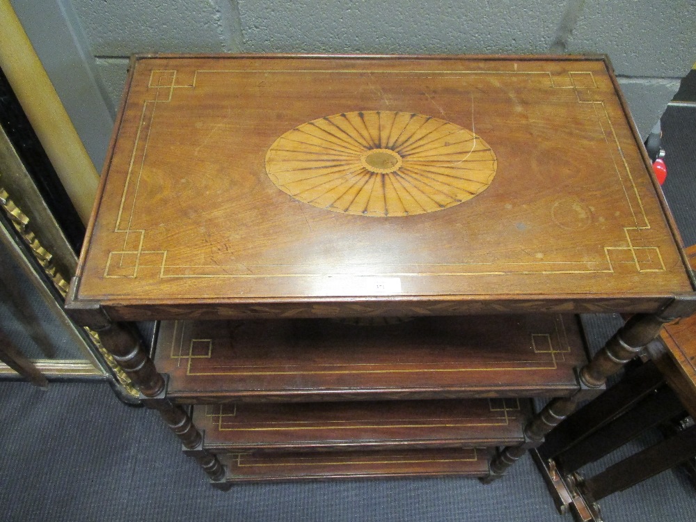 An early 19th century Dutch mahogany and inlaid four tier etagiere inlaid with trailing leaf borders - Bild 2 aus 2