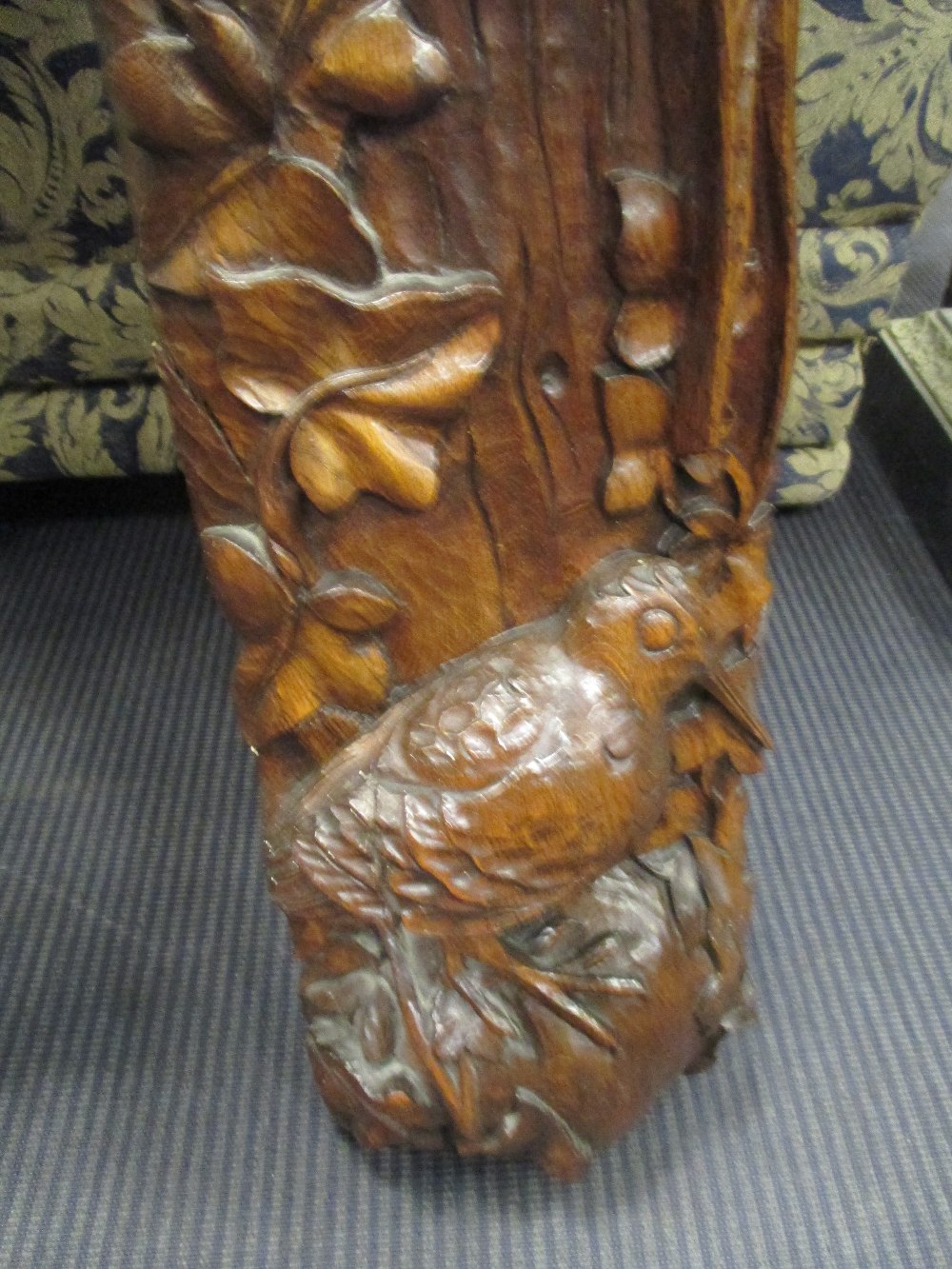 Two 20th century oak carved panels, one of a pheasant and curlew amongst ivy and the other of fish - Bild 3 aus 4
