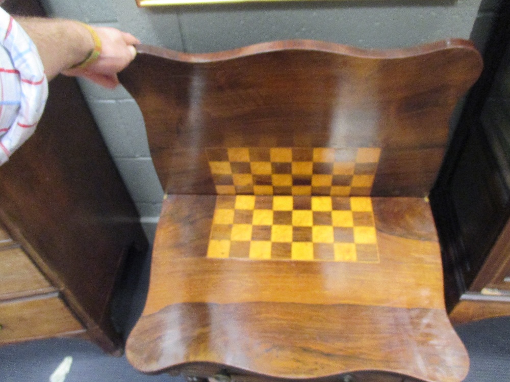 A mid Victorian rosewood games table with chess inlaid top, 73 x 54 x 36cm - Bild 2 aus 4