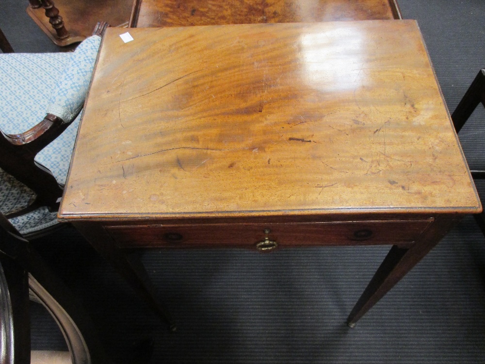 A George III mahogany side table with single drawer over tapering square legs on castors - Bild 2 aus 2