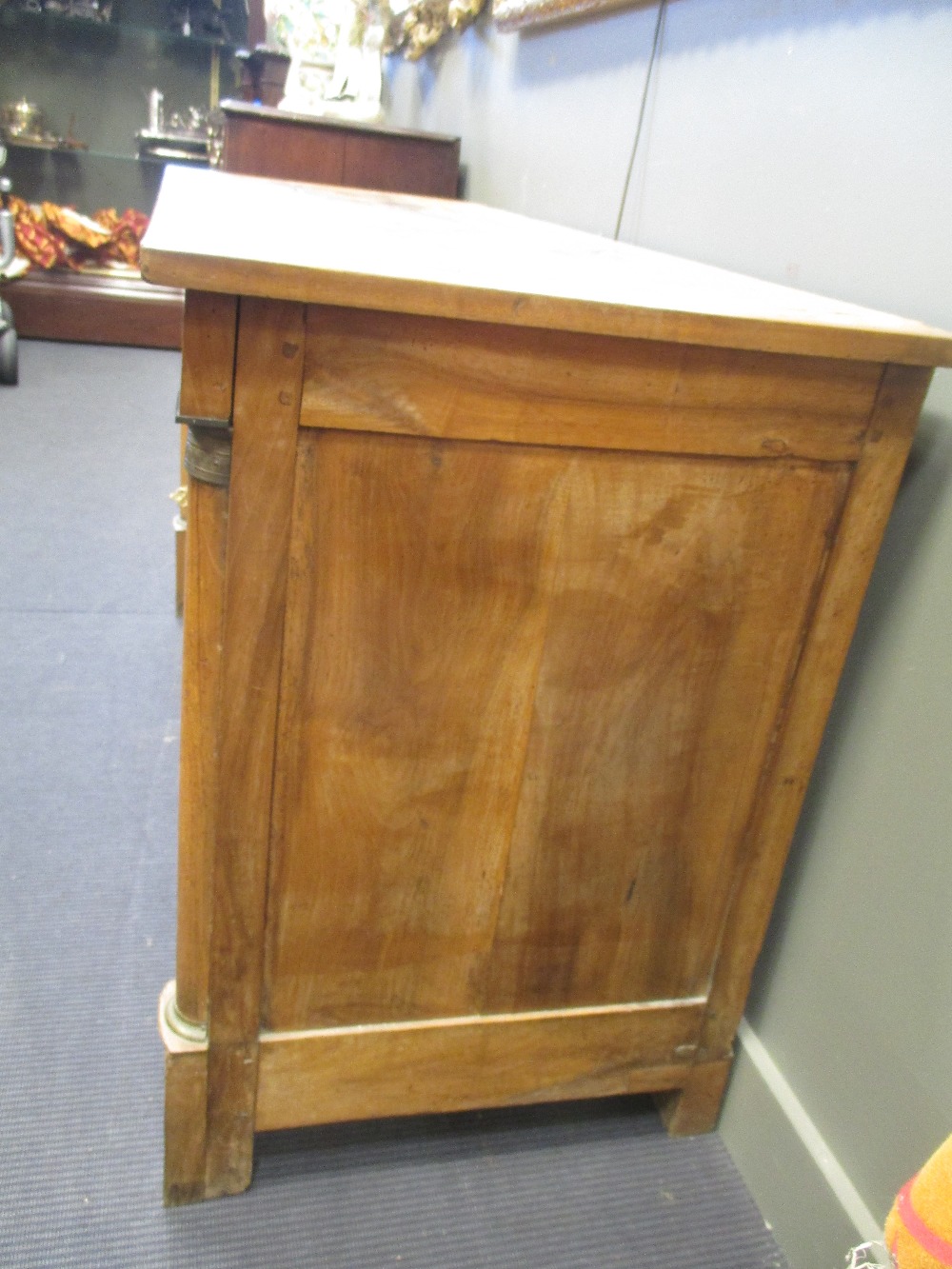 An early 19th century French walnut sideboard, 91 x 162 x 63cm - Bild 3 aus 3