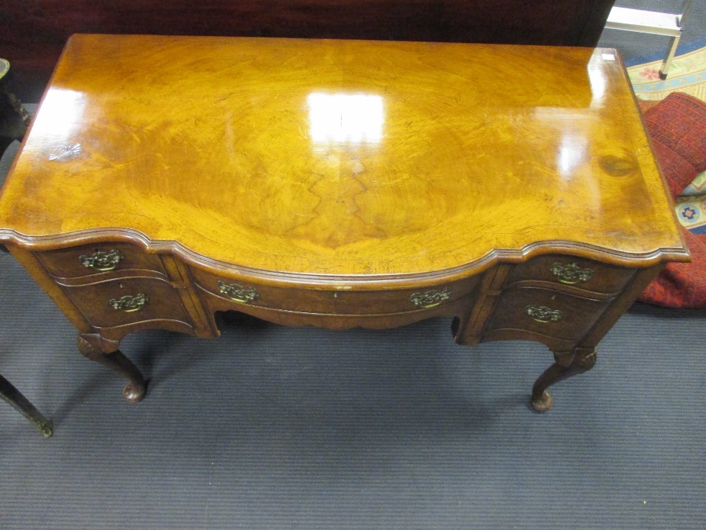 An old reproduction walnut dressing table fitted with one central and two deep side drawers, on - Bild 2 aus 2