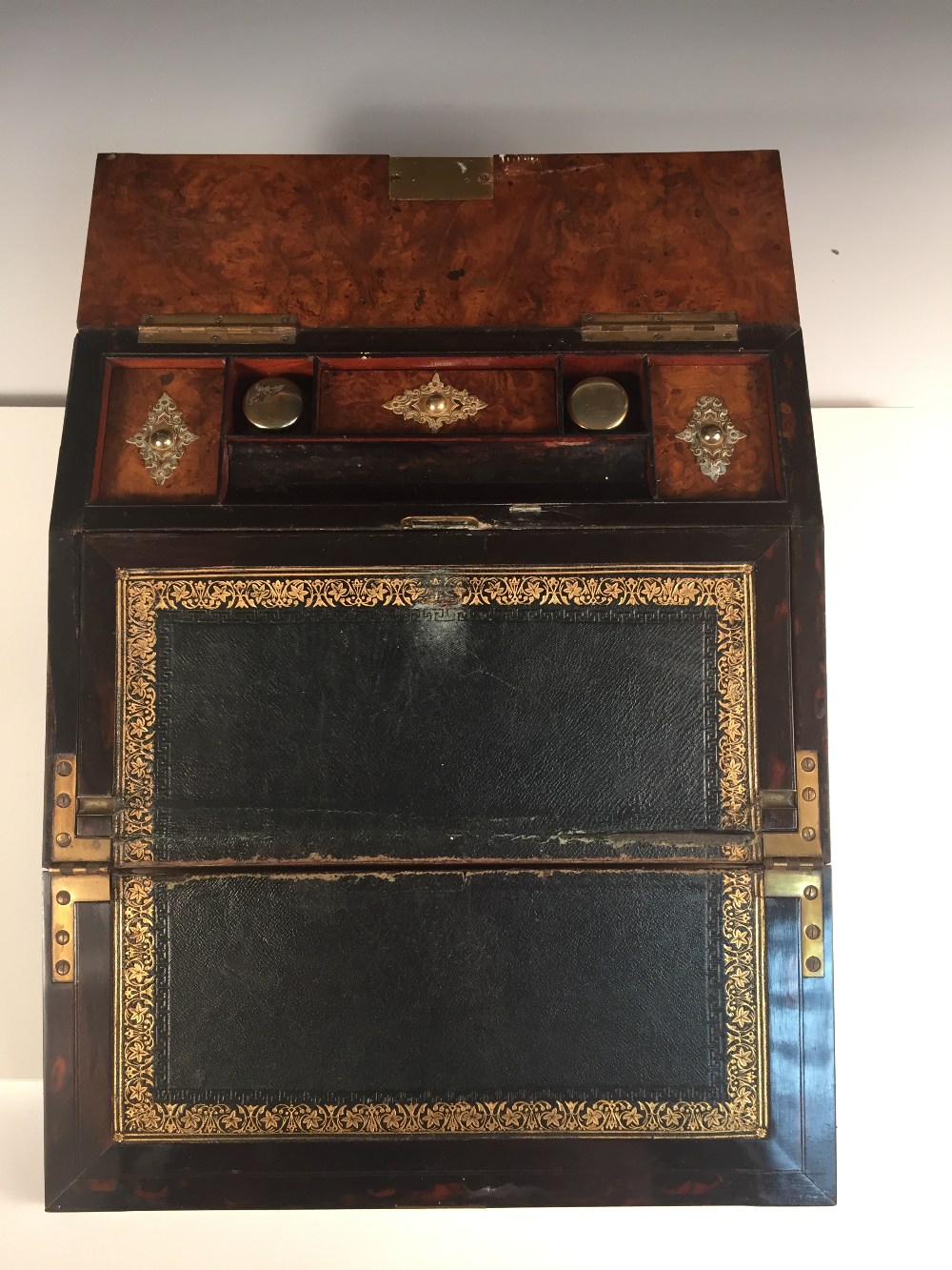 A Victorian burr walnut and brass mounted writing slope by Sampson Morden & Co., stamped to lock - Bild 2 aus 5