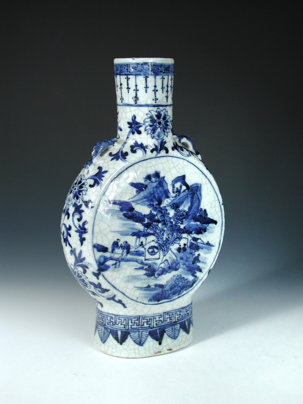 A late 19th/early 20th century blue and white moon flask, the rim of the cylindrical neck with