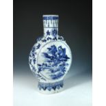 A late 19th/early 20th century blue and white moon flask, the rim of the cylindrical neck with