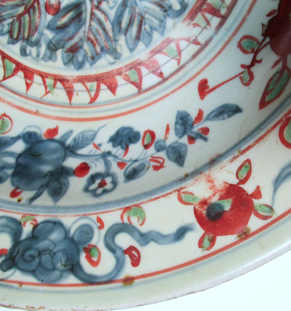 A 17th/18th century Swatow style dish painted in red and green over underglaze blue with precious - Image 5 of 9